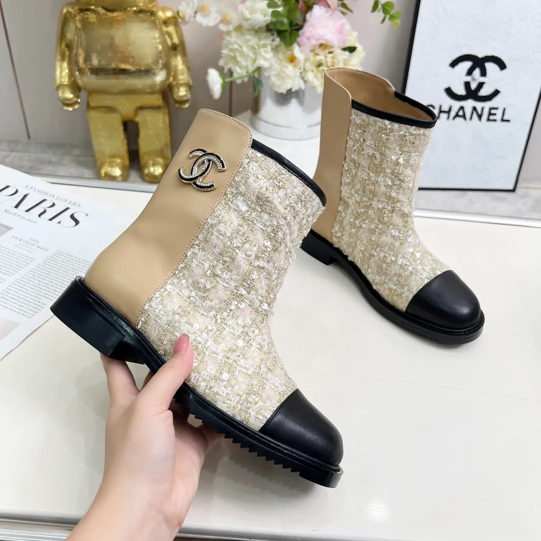 👟👟Ex-factory price 720👟👟 High version of Chanel CHANEL, 🌞🌞🌞Xiaoxiang’s latest 2025 autumn and winter short boots, a must-have item for this autumn and winter season! ! Ms. Chanel loves simple yet irresistible combinations to show her unique style. Mix and match freely to shine⚡Follow Grandma’s fashion steps! ! ! The top-notch craftsmanship and texture are perfectly presented. No matter any details, you can compare them with the counters. The best quality products can be entered and exited from the counters at will! ❶Fabric: imported sheepskin with customized fabrics ❷Lining: sheepskin lining ❸Foot pads: sheepskin ❹Outsole: original molded sole ❺Heel height: 3.5cm ❻Boot shaft height: total height 7 inches ❼Number: 35-40 (40 and 41 are customized and cannot be returned)